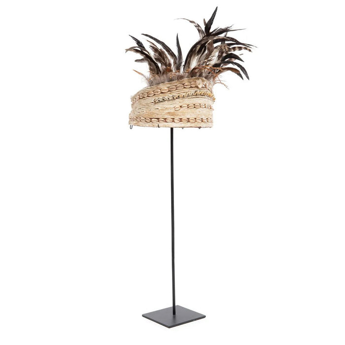 De Guinea Feather Hoed op Standaard - Naturel Zwart - ThatLyfeStyle