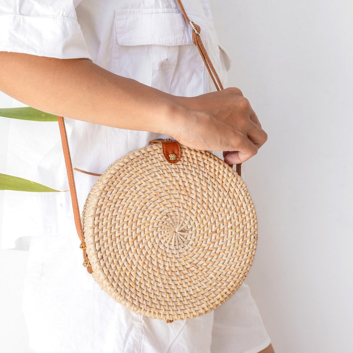 Ronde rotan tas beige lederen riemen Boho Bali SENJA